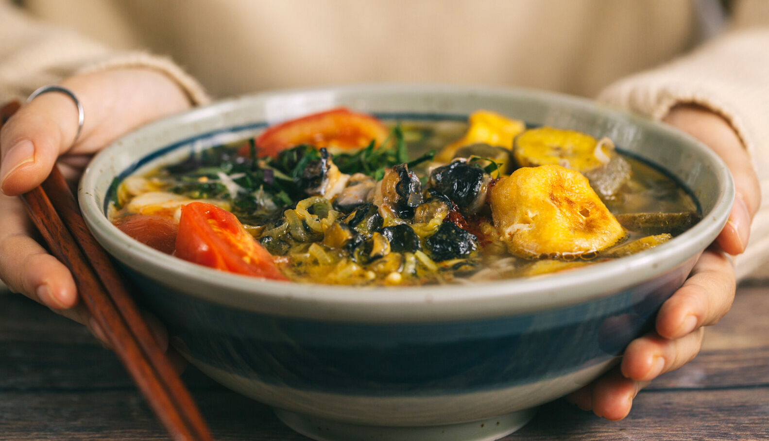 Experience Hanoi Tours with sustainable dining